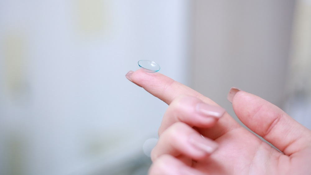 Contact lens on a finger